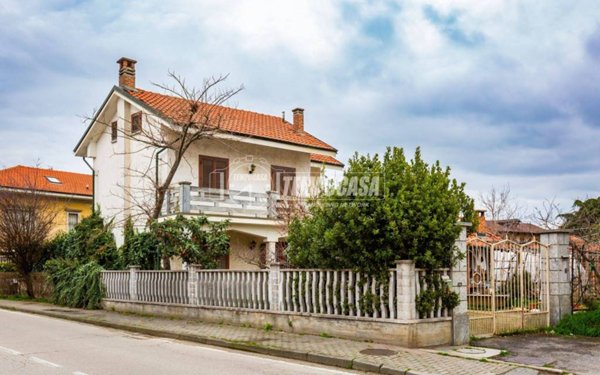 casa indipendente in vendita a Santena in zona Gamenario