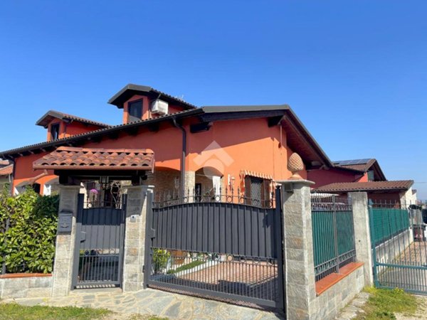 casa indipendente in vendita a Santena in zona Luserna