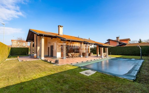 casa indipendente in vendita a Santena