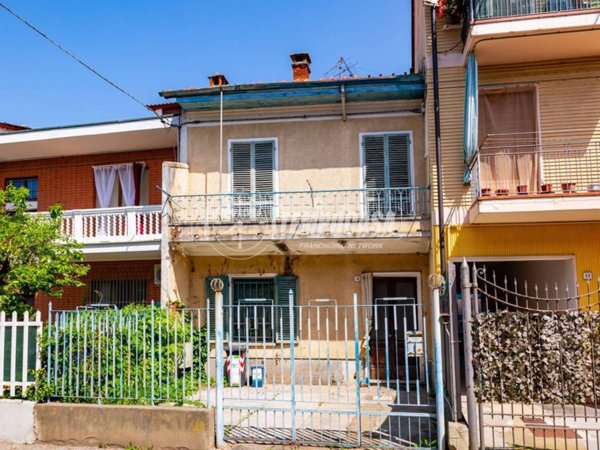 casa indipendente in vendita a Santena in zona Gamenario