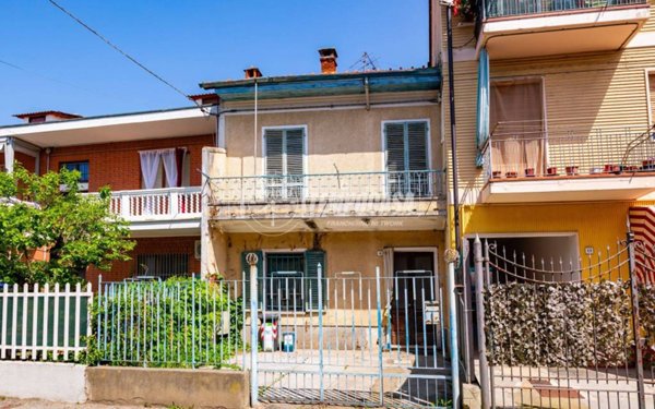 casa indipendente in vendita a Santena in zona Gamenario