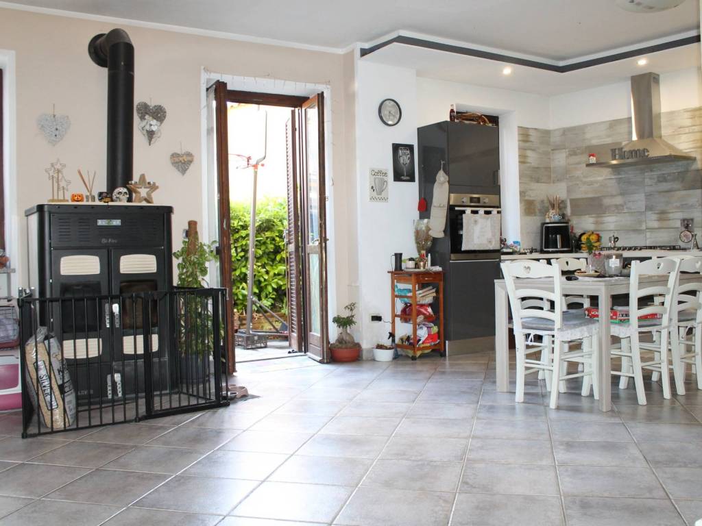 casa indipendente in vendita a Santena in zona Tetti Giro