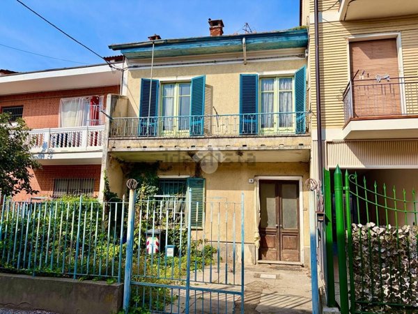casa indipendente in vendita a Santena in zona Gamenario