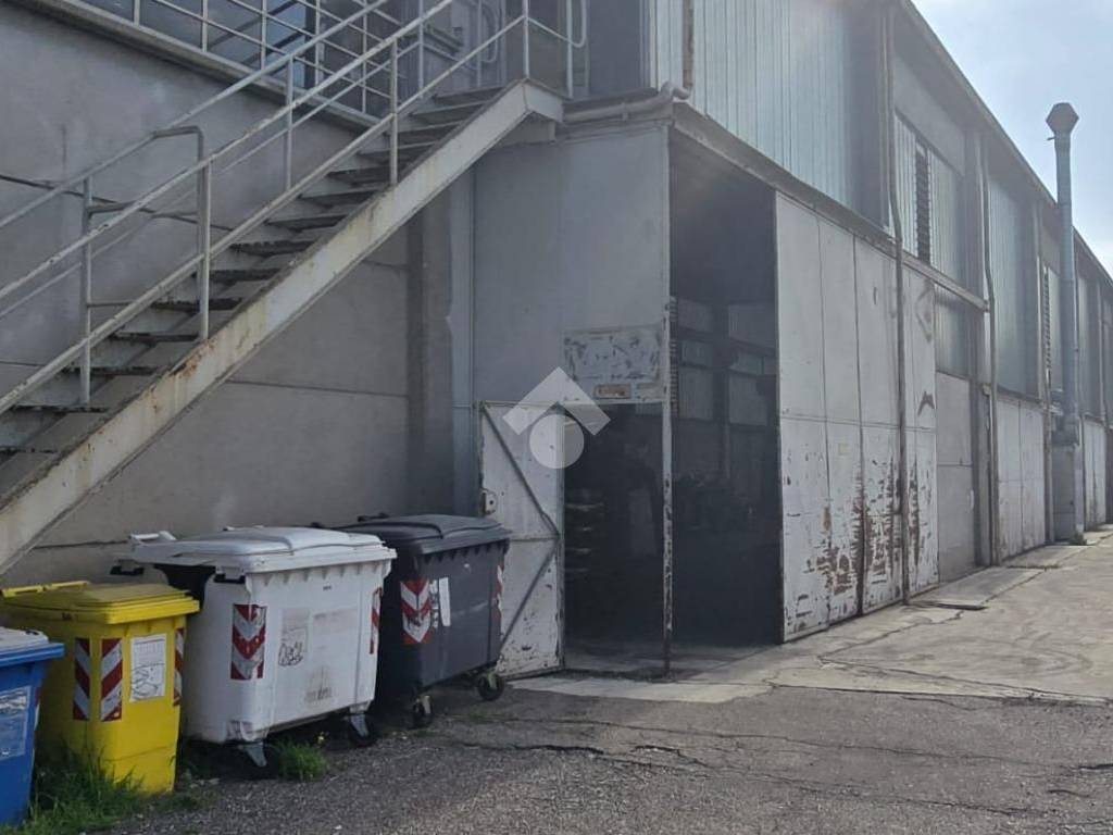 locale commerciale in vendita a Settimo Torinese