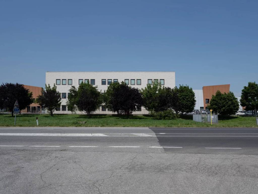 locale commerciale in vendita a Settimo Torinese in zona Olimpia