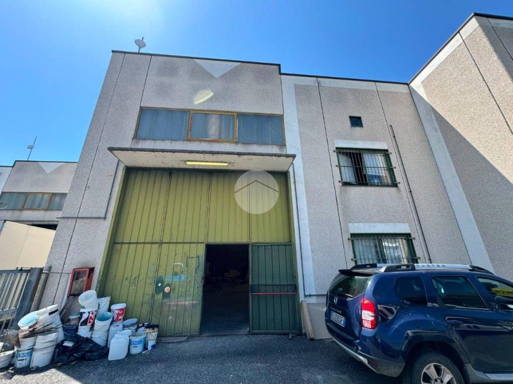 locale commerciale in vendita a Settimo Torinese in zona Fornacino