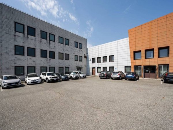 locale commerciale in vendita a Settimo Torinese in zona Olimpia