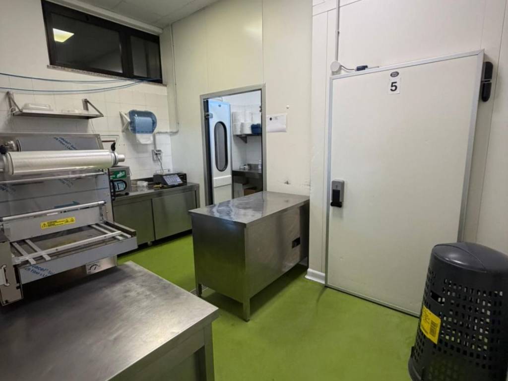negozio in vendita a Settimo Torinese in zona Mezzi Po
