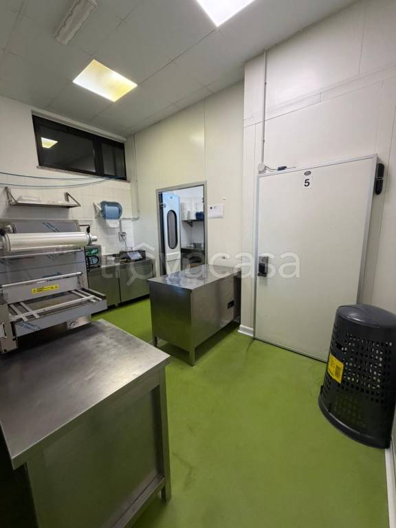 negozio in vendita a Settimo Torinese in zona Mezzi Po