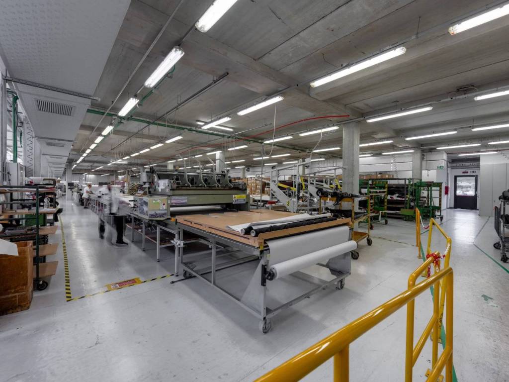 locale commerciale in vendita a Settimo Torinese in zona Olimpia