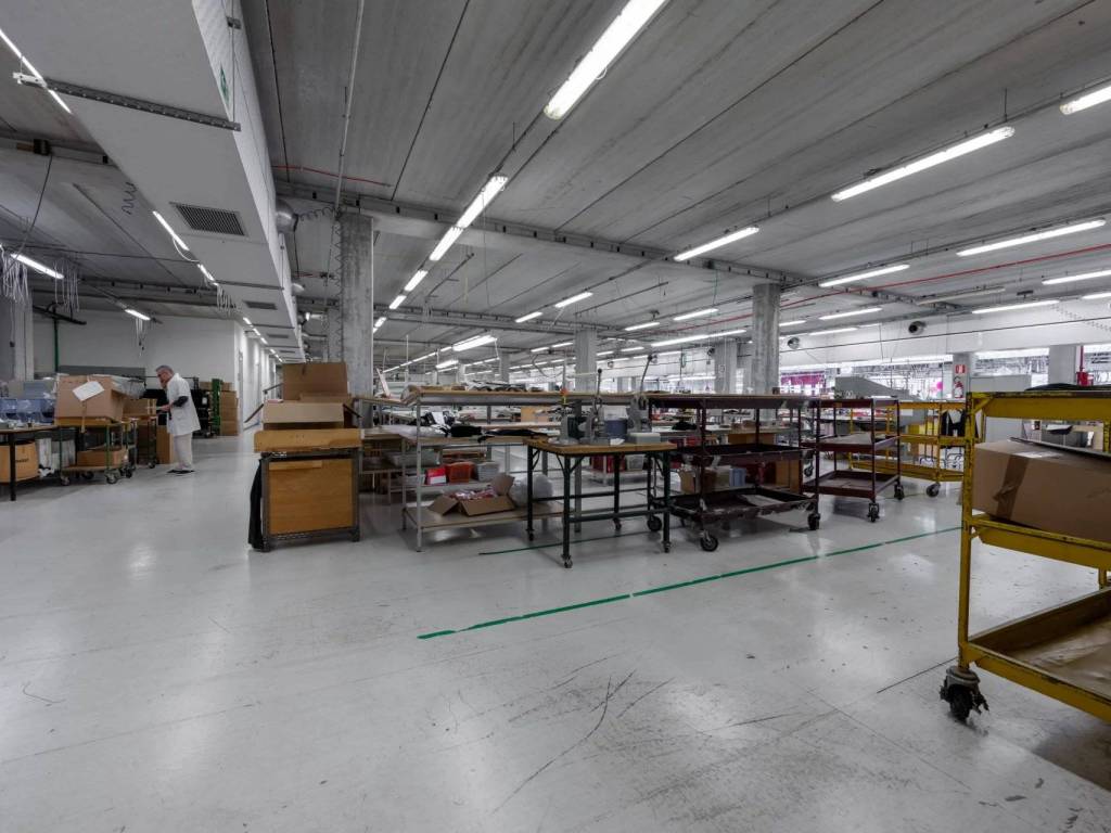 locale commerciale in vendita a Settimo Torinese in zona Olimpia