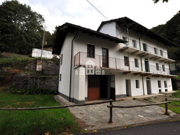 casa indipendente in vendita a Sparone