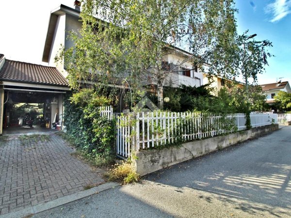 casa indipendente in vendita a Strambino