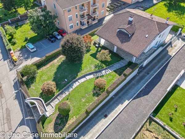 casa indipendente in vendita a Strambino