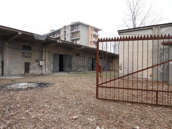 locale commerciale in vendita a Strambino