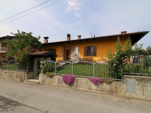 casa indipendente in vendita a Strambino