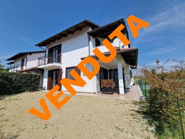 casa indipendente in vendita a Strambino