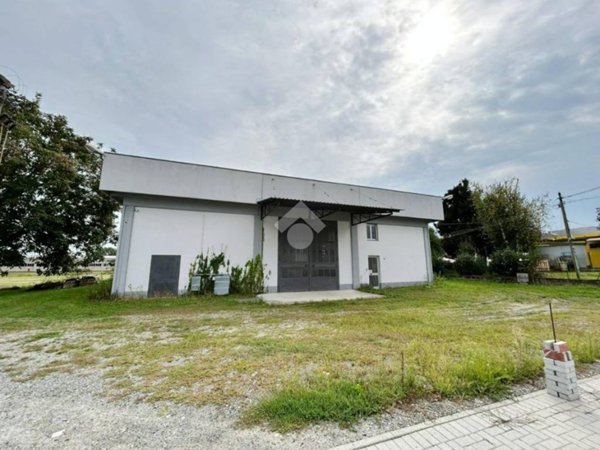 locale commerciale in vendita a Strambino
