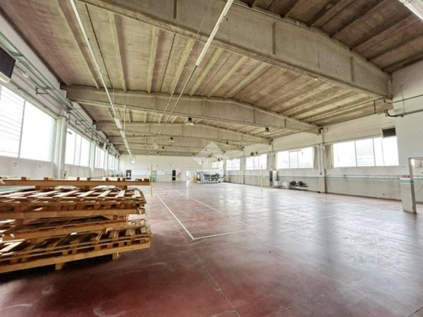 locale commerciale in vendita a Strambino