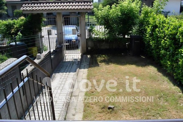 casa indipendente in vendita a Strambino