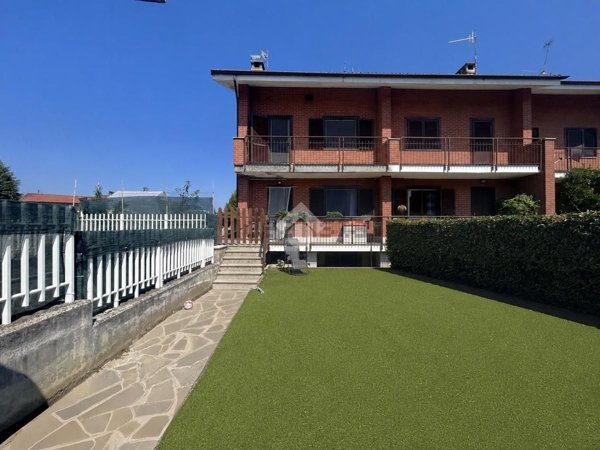 casa indipendente in vendita a Strambino