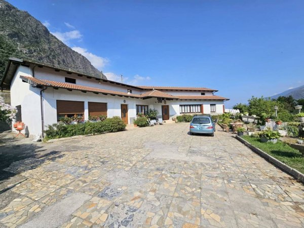 casa indipendente in vendita a Susa
