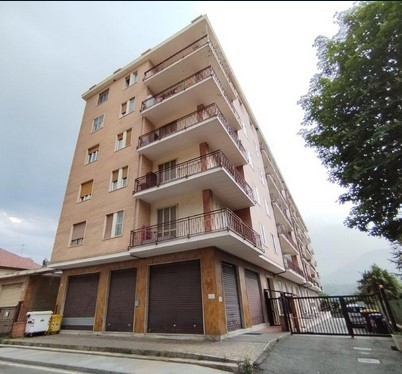 locale commerciale in vendita a Susa