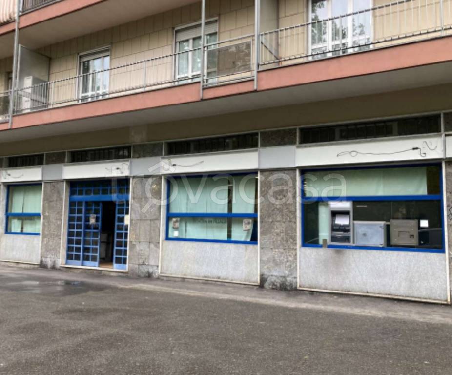 negozio in vendita a Torino in zona Mirafiori Sud