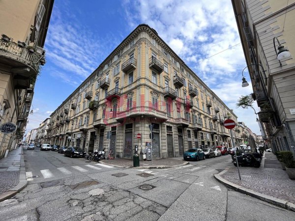 locale commerciale in vendita a Torino in zona Cit Turin