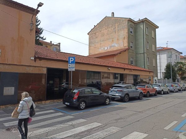 locale commerciale in vendita a Torino in zona Parella