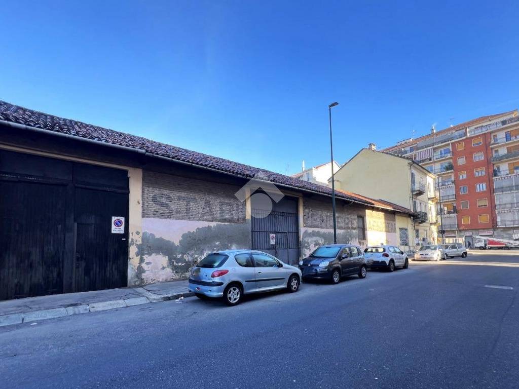 locale di sgombero in vendita a Torino in zona Bertolla