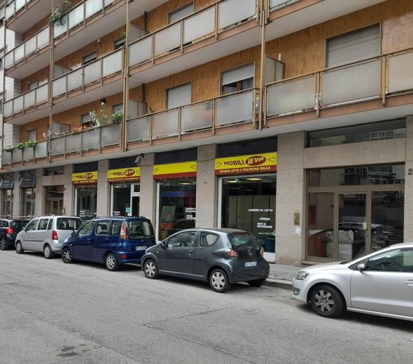 locale commerciale in vendita a Torino in zona Santa Rita