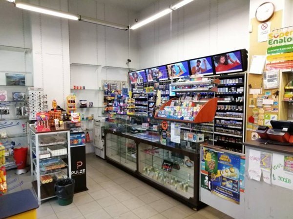 negozio in vendita a Torino in zona Mirafiori Sud