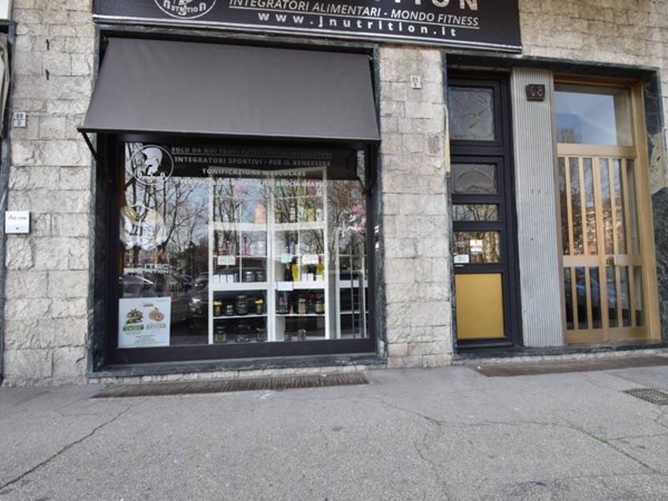 negozio in vendita a Torino in zona Mirafiori Nord
