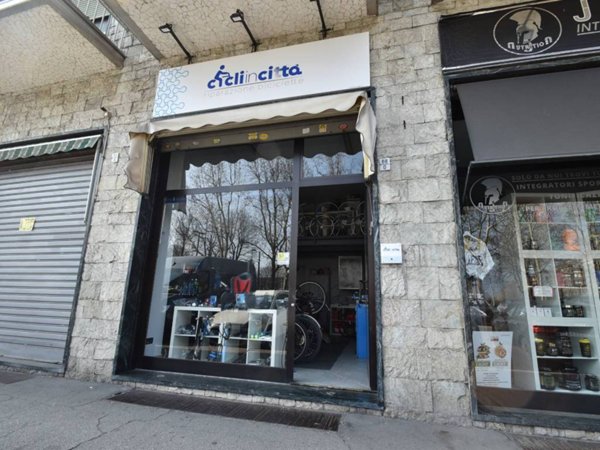 negozio in vendita a Torino in zona Mirafiori Nord