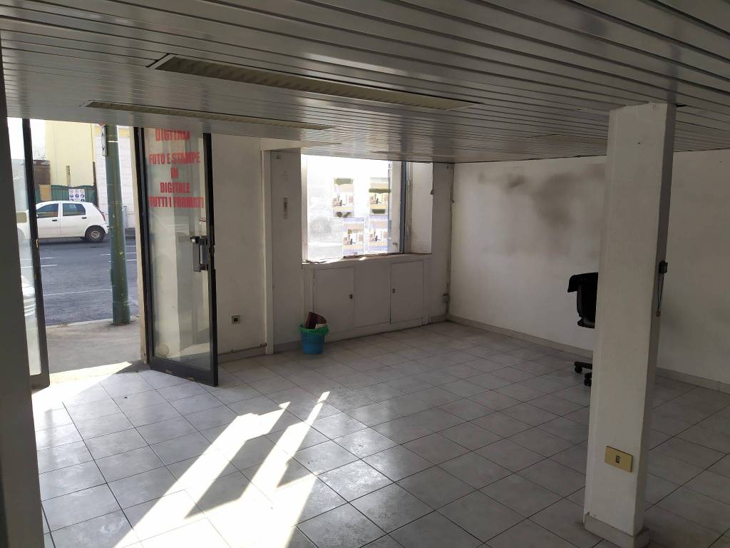 negozio in vendita a Torino in zona Barca