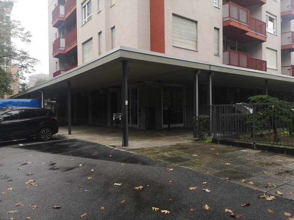 negozio in vendita a Torino in zona Mirafiori Nord