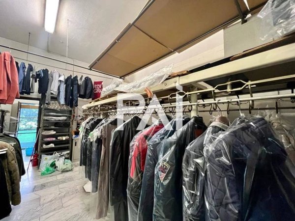 negozio in vendita a Torino in zona Cenisia