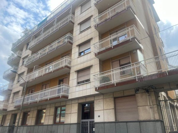 negozio in vendita a Torino in zona Mirafiori Nord