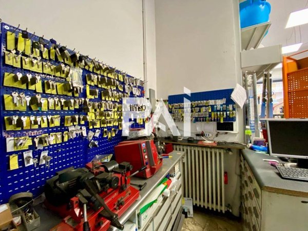 negozio in vendita a Torino in zona Mirafiori Sud