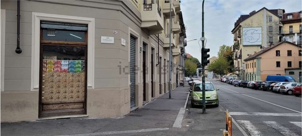 locale commerciale in vendita a Torino in zona Aurora