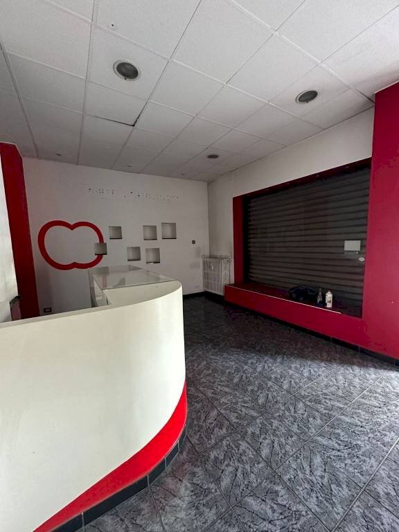 negozio in vendita a Torino in zona Borgata Vittoria