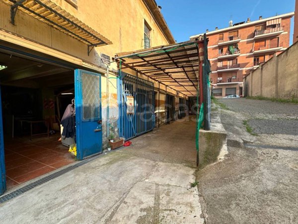 locale commerciale in vendita a Torino in zona Aurora