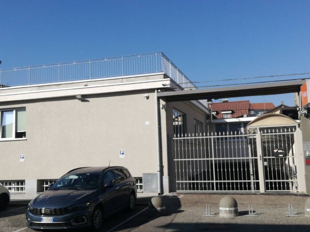 locale commerciale in vendita a Torino in zona Mirafiori Sud