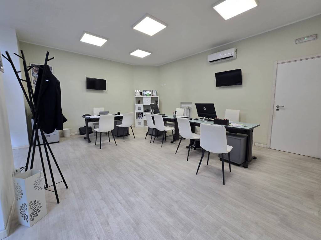 negozio in vendita a Torino in zona Lingotto