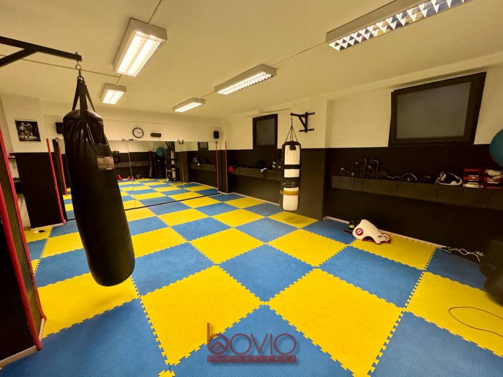 locale commerciale in vendita a Torino in zona Regio Parco