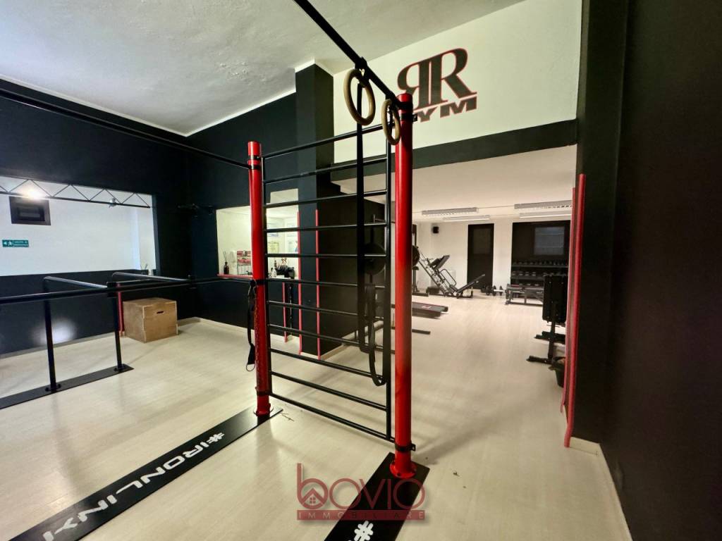 locale commerciale in vendita a Torino in zona Regio Parco