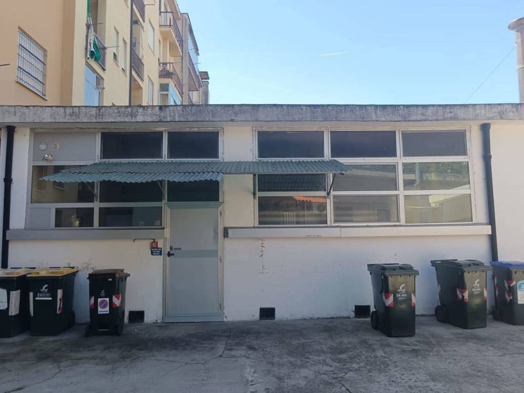 negozio in vendita a Torino in zona Mirafiori Nord