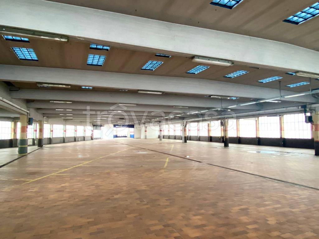 negozio in vendita a Torino in zona Regio Parco