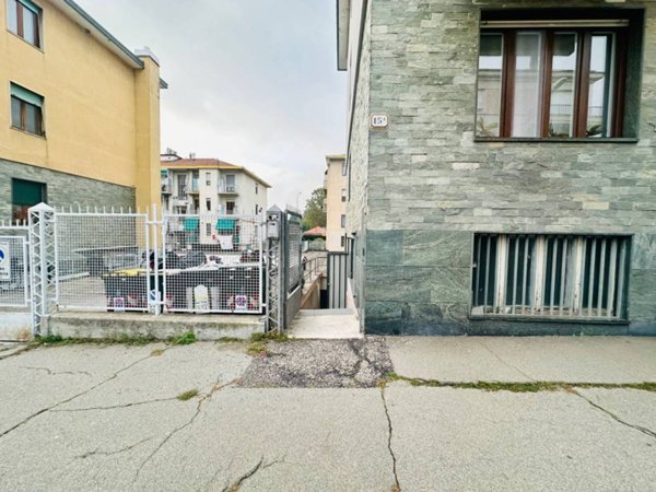 locale commerciale in vendita a Torino in zona Rosa